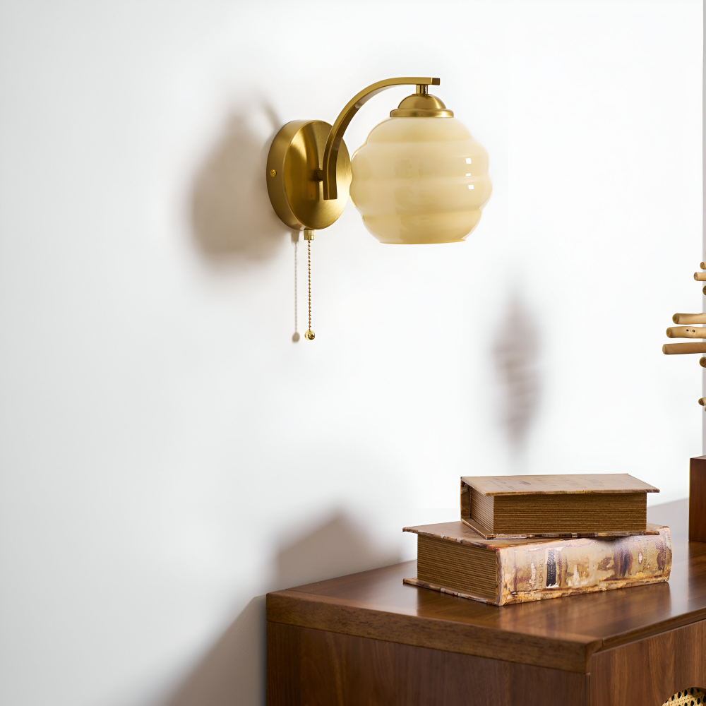 Künstlerische Milchweiße Wandleuchte für stilvolle Wohnbeleuchtung