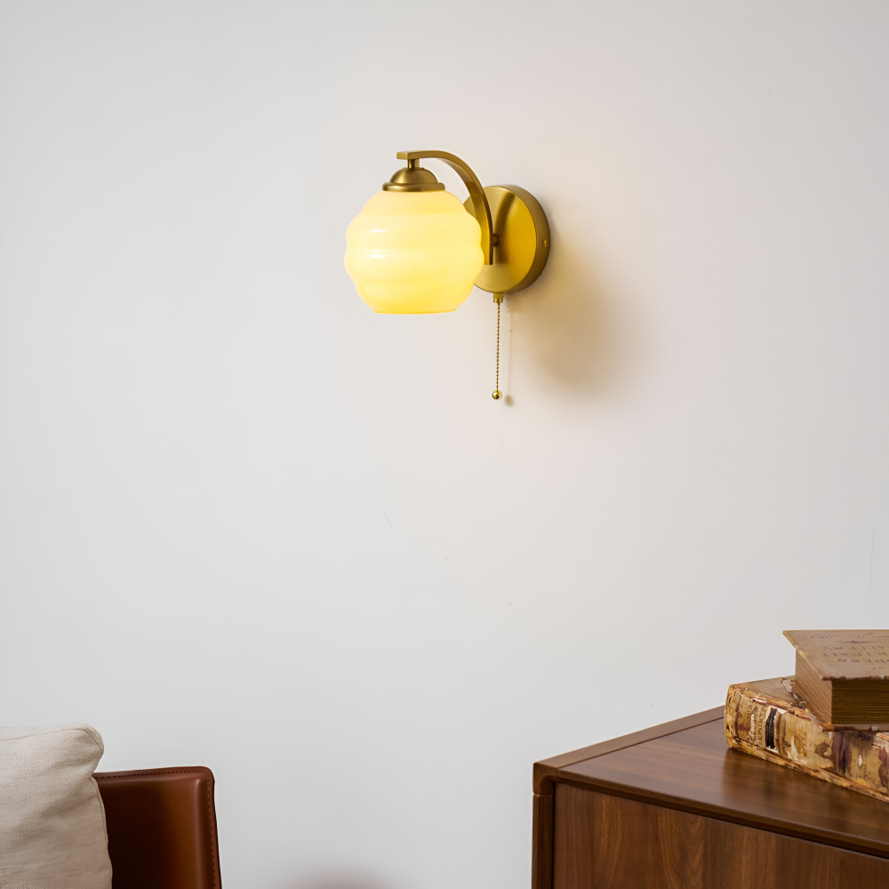 Künstlerische Milchweiße Wandleuchte für stilvolle Wohnbeleuchtung