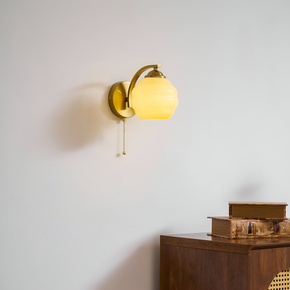 Künstlerische Milchweiße Wandleuchte für stilvolle Wohnbeleuchtung