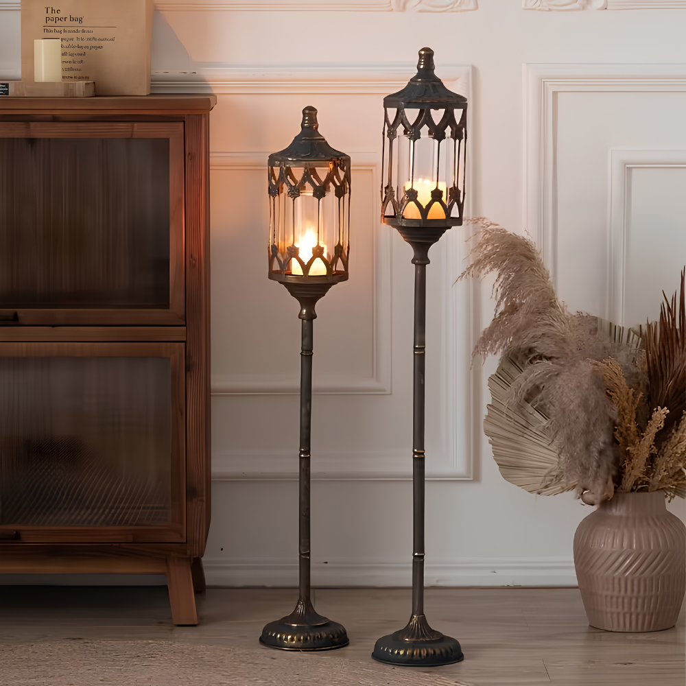 Boden Kerzenhalter im Laternen Design – Vintage Metall Kerzenständer für Stumpenkerzen, Wohnzimmer & Eingangsbereich