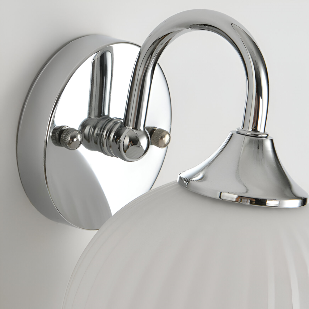Zeitgenössische Kugelförmige Gestreifte Glas Wandleuchte - LED Wandleuchte mit Eisenakzent für das Wohnzimmer