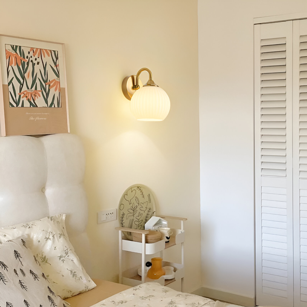 Zeitgenössische Kugelförmige Gestreifte Glas Wandleuchte - LED Wandleuchte mit Eisenakzent für das Wohnzimmer