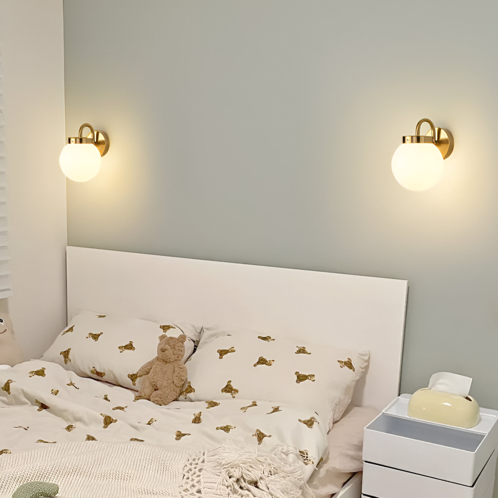 Zeitgenössische Kugelförmige Gestreifte Glas Wandleuchte - LED Wandleuchte mit Eisenakzent für das Wohnzimmer