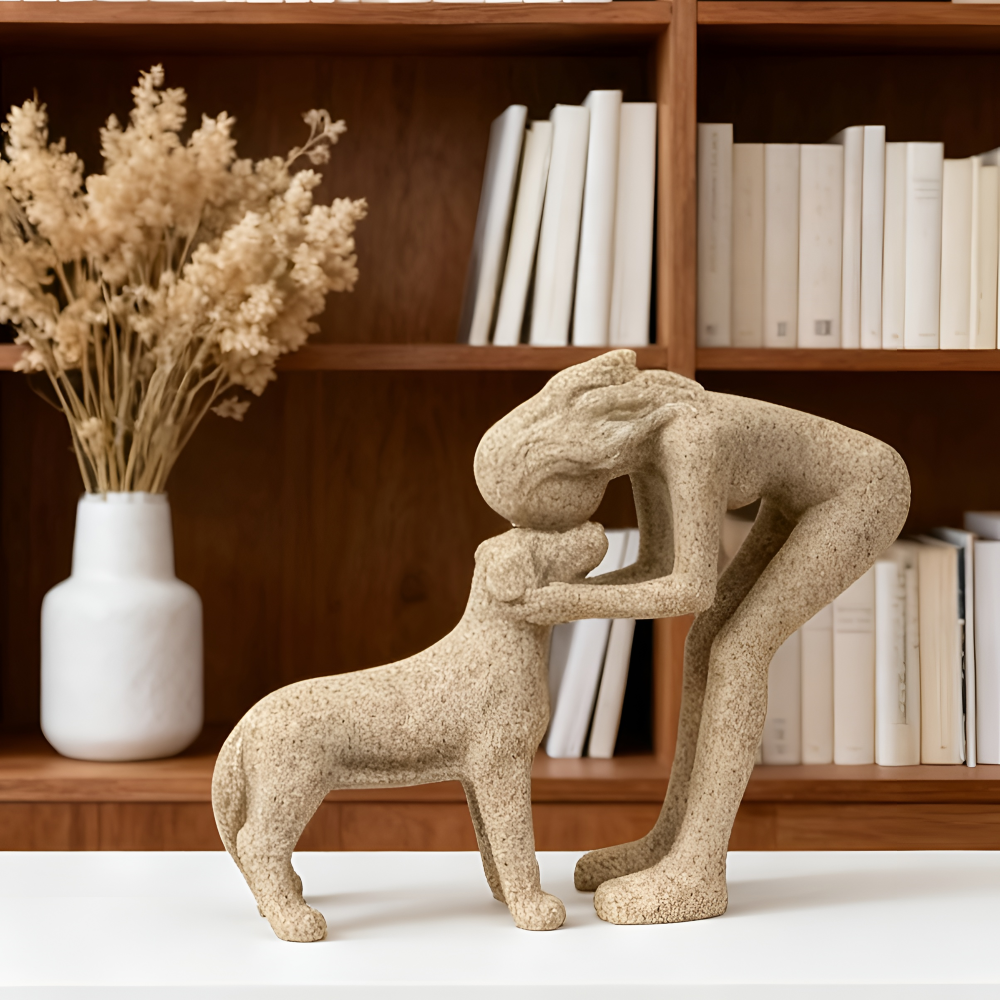 Dekofigur Frau mit Hund aus Kunstharz – Moderne Skulptur Sandstein-Optik 17cm – Geschenk für Hundebesitzer & Tierliebhaber