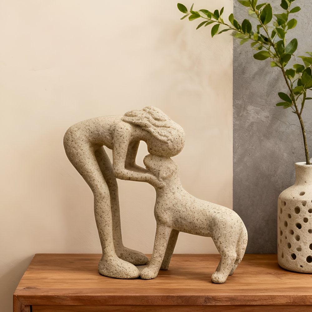 Dekofigur Frau mit Hund aus Kunstharz – Moderne Skulptur Sandstein-Optik 17cm – Geschenk für Hundebesitzer & Tierliebhaber