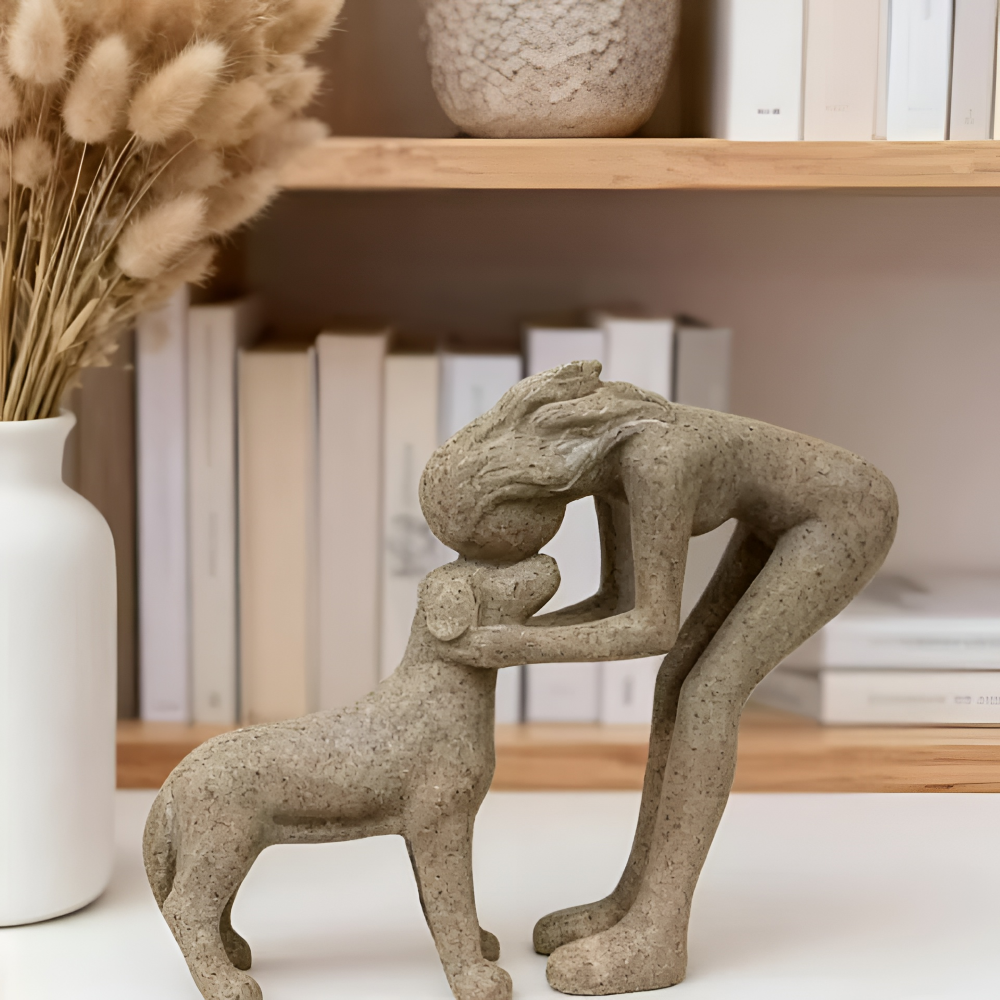 Dekofigur Frau mit Hund aus Kunstharz – Moderne Skulptur Sandstein-Optik 17cm – Geschenk für Hundebesitzer & Tierliebhaber