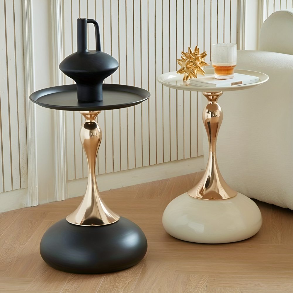 Eleganter Runder Weißer Beistelltisch  mit Goldener Basis - Zeitgenössischer Minimalistischer Metallbeistelltisch