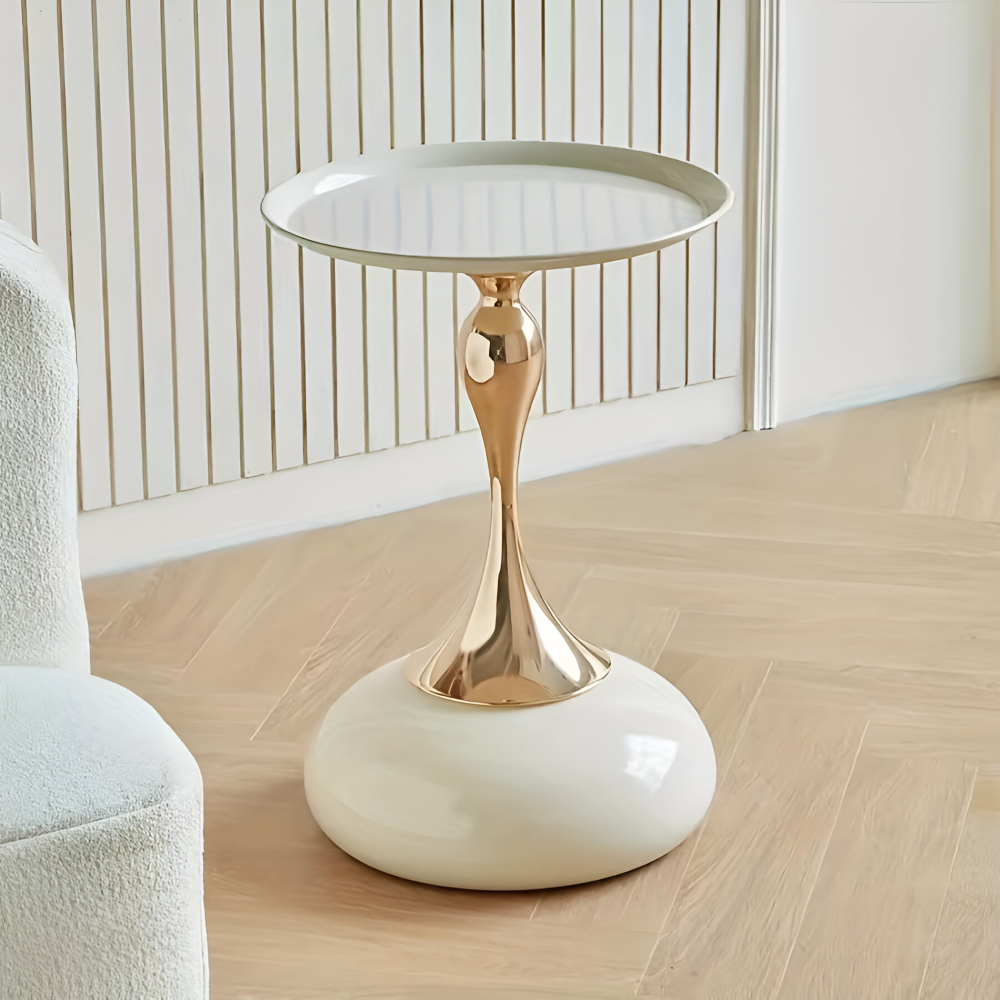 Eleganter Runder Weißer Beistelltisch  mit Goldener Basis - Zeitgenössischer Minimalistischer Metallbeistelltisch