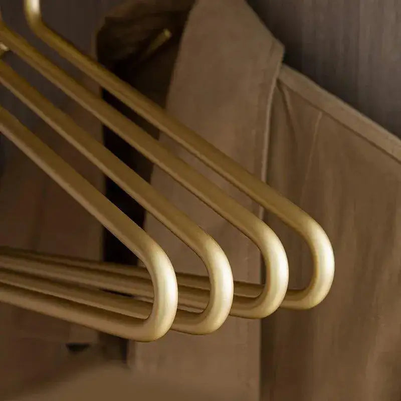 Elegante Kleiderbügel Set von 5 - Robustes Metall in Mattgold/Silber für Stilvolle Schränke 6