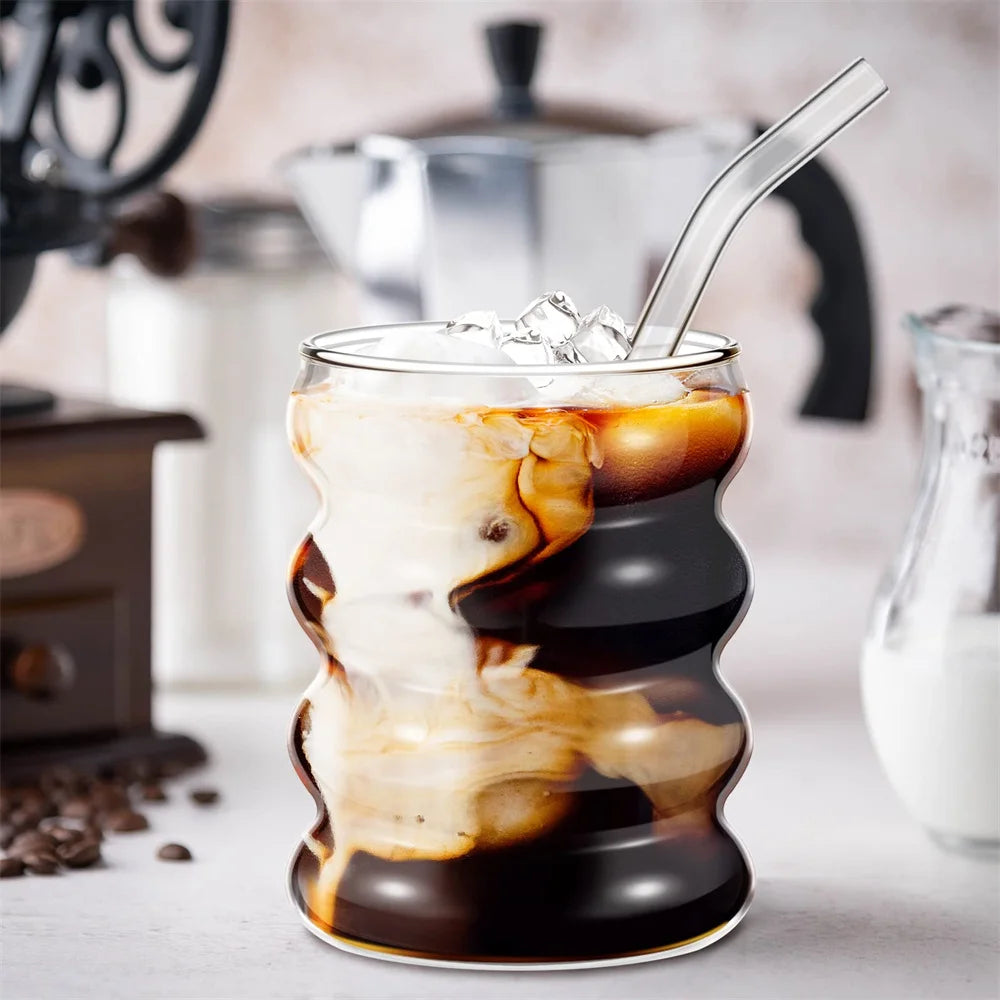 Elegantes 4-Teiliges Set Glasbecher - Klare Gerippte Trinkgläser mit Strohhalmen für Cocktails und Obst 4