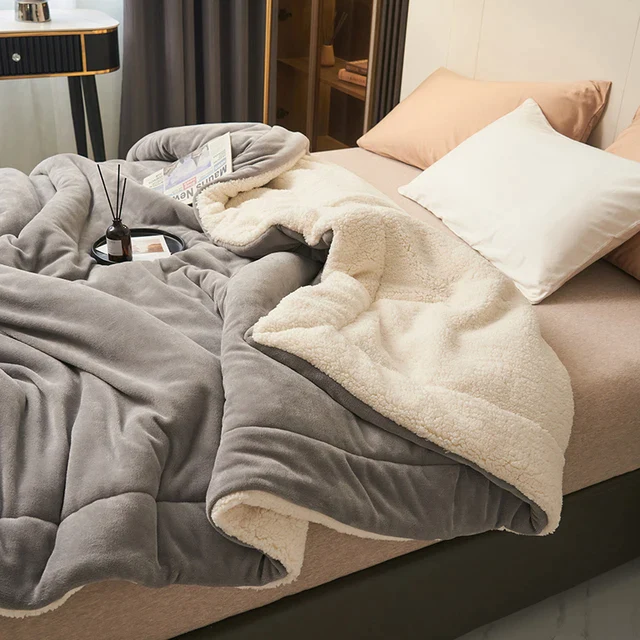 Graue Elissia Kuscheldecke auf dem Bett, Plüsch- und Sherpa-Seite sichtbar