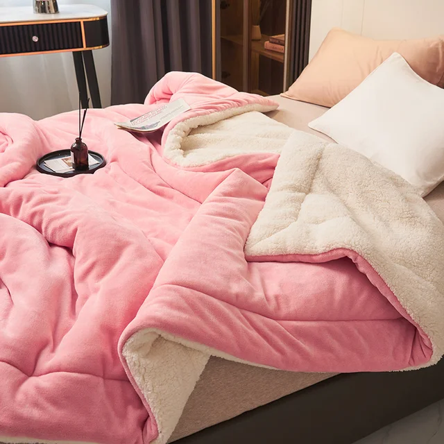 Hellrosa Elissia Kuscheldecke zusammengelegt auf dem Bett