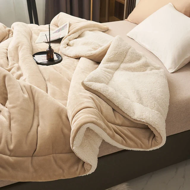 Beige Elissia Kuscheldecke auf dem Bett, Nahaufnahme der weichen Sherpa-Struktur