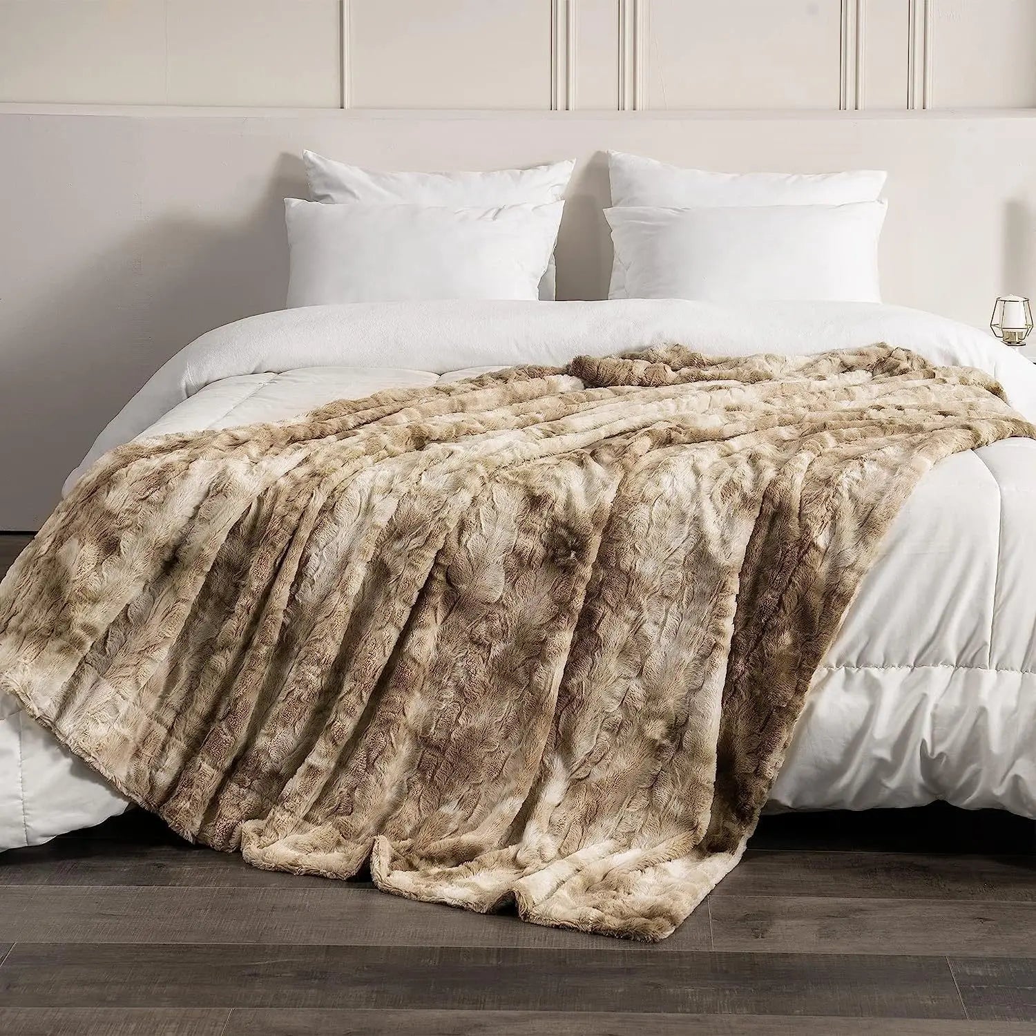 Winterdecke in Felloptik in Khaki-Braun auf einem gemachten Bett