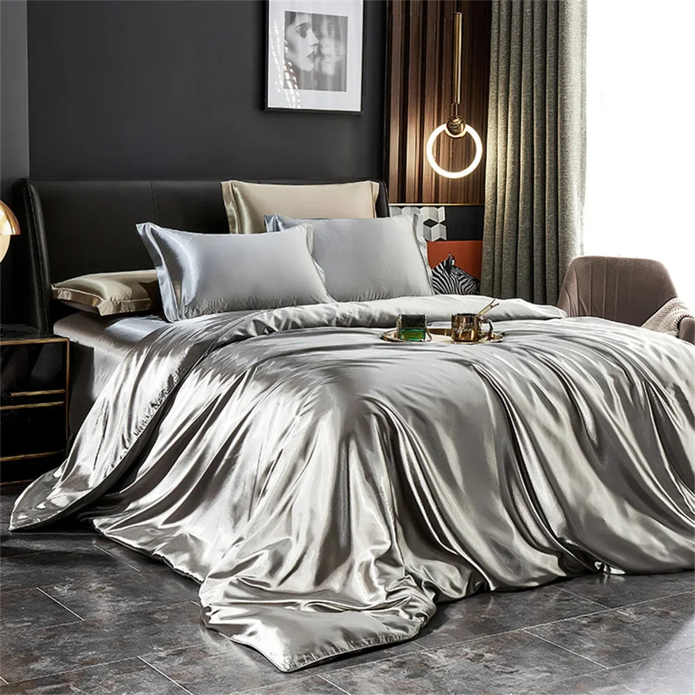 Satin-Bettwäsche-Set in Silbergrau auf einem Doppelbett