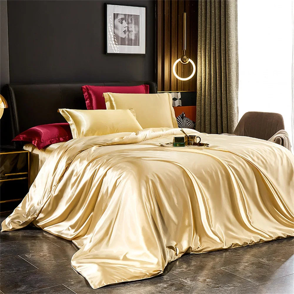 Satin-Bettwäsche-Set in Champagnergold auf einem Doppelbett
