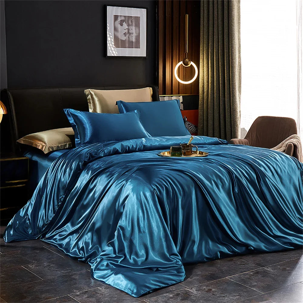Satin-Bettwäsche-Set in Parisblau auf einem Doppelbett