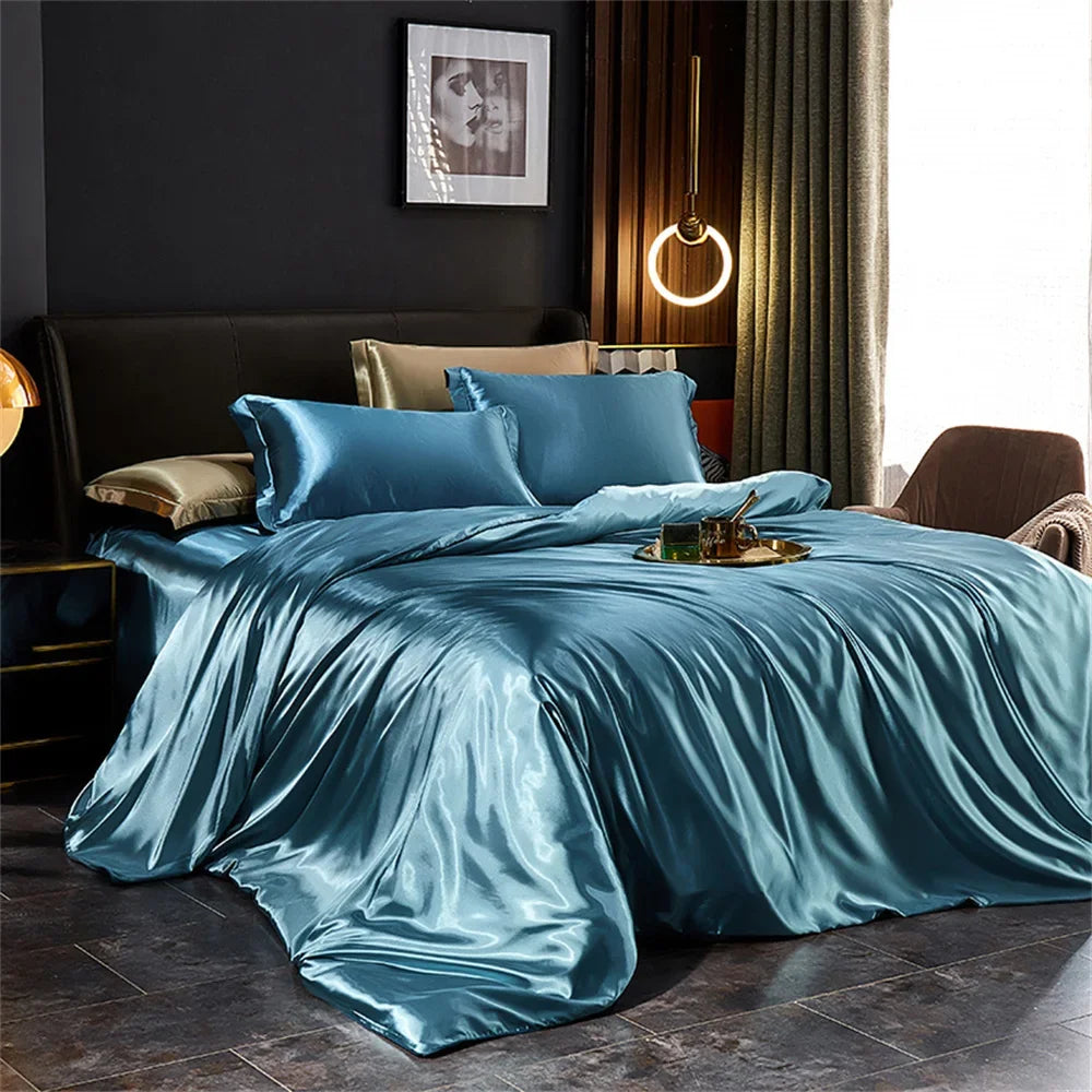 Satin-Bettwäsche-Set in Mondlichtblau auf einem Doppelbett