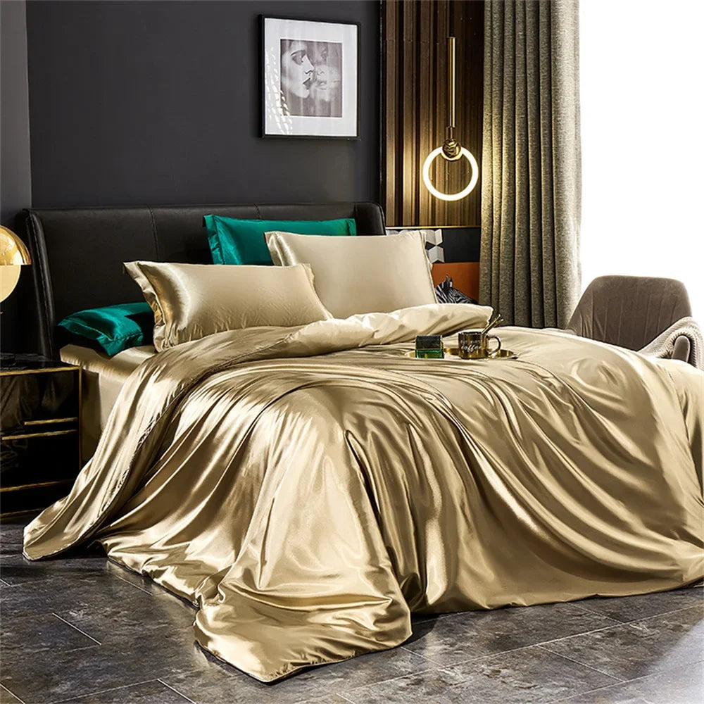 Satin-Bettwäsche-Set in Kamel auf einem Doppelbett