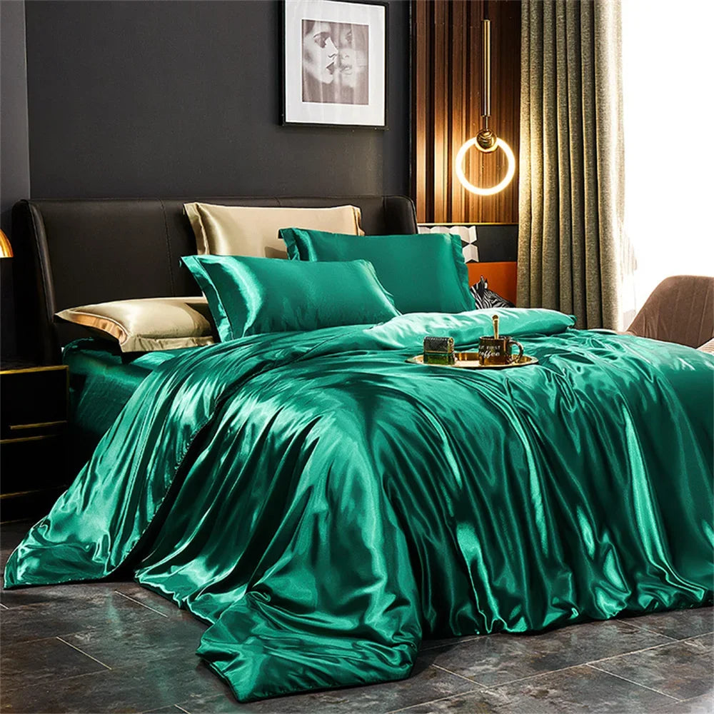 Satin-Bettwäsche-Set in Jadegrün auf einem Doppelbett