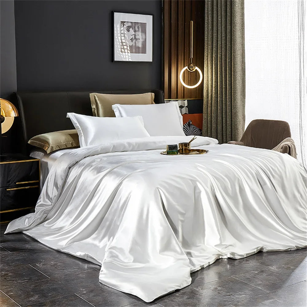 Satin-Bettwäsche-Set in Weiß auf einem Doppelbett