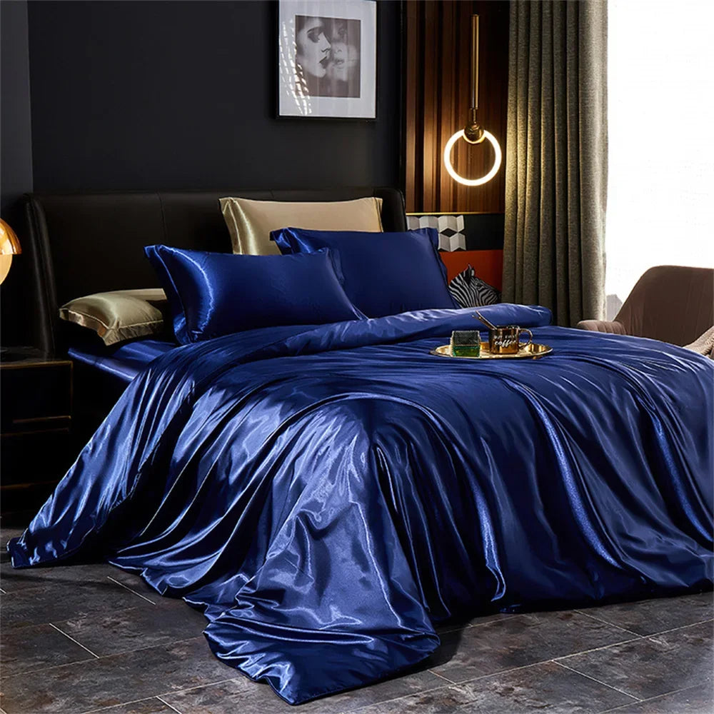 Satin-Bettwäsche-Set in Marineblau auf einem Doppelbett