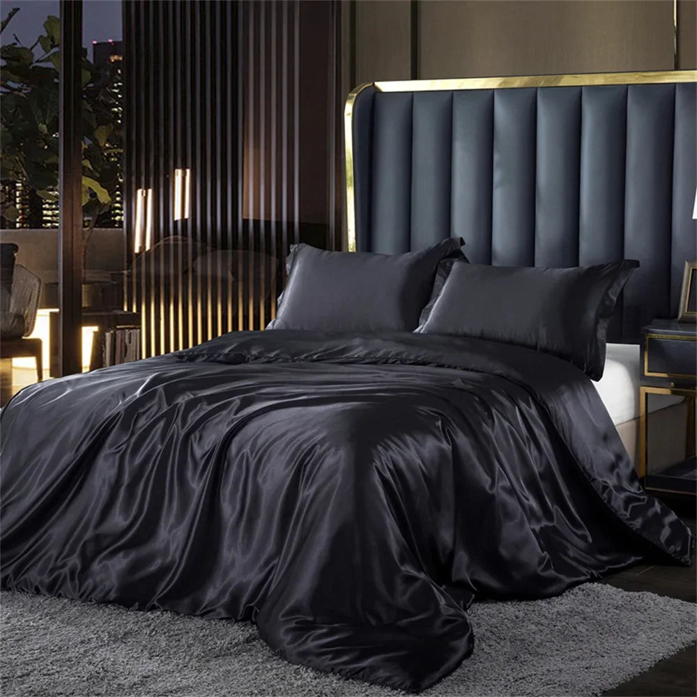 Satin-Bettwäsche-Set in Schwarz auf einem Doppelbett