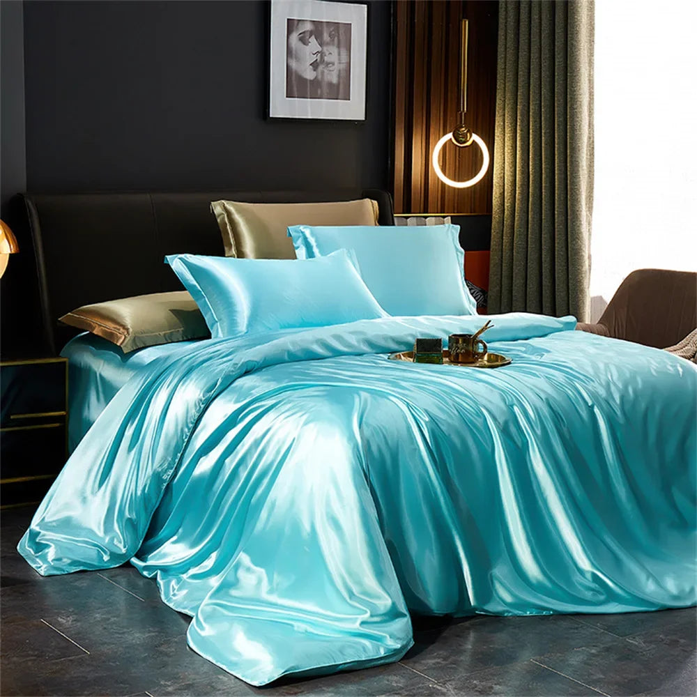 Satin-Bettwäsche-Set in Türkis auf einem Doppelbett