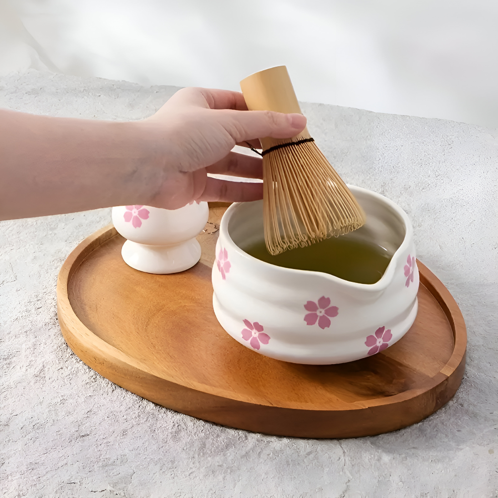 Florales Matcha Set Weiß (5-tlg.) mit Ausgießer-Schale, Chasen Bambusbesen & Halter – Keramik Teezeremonie Set
