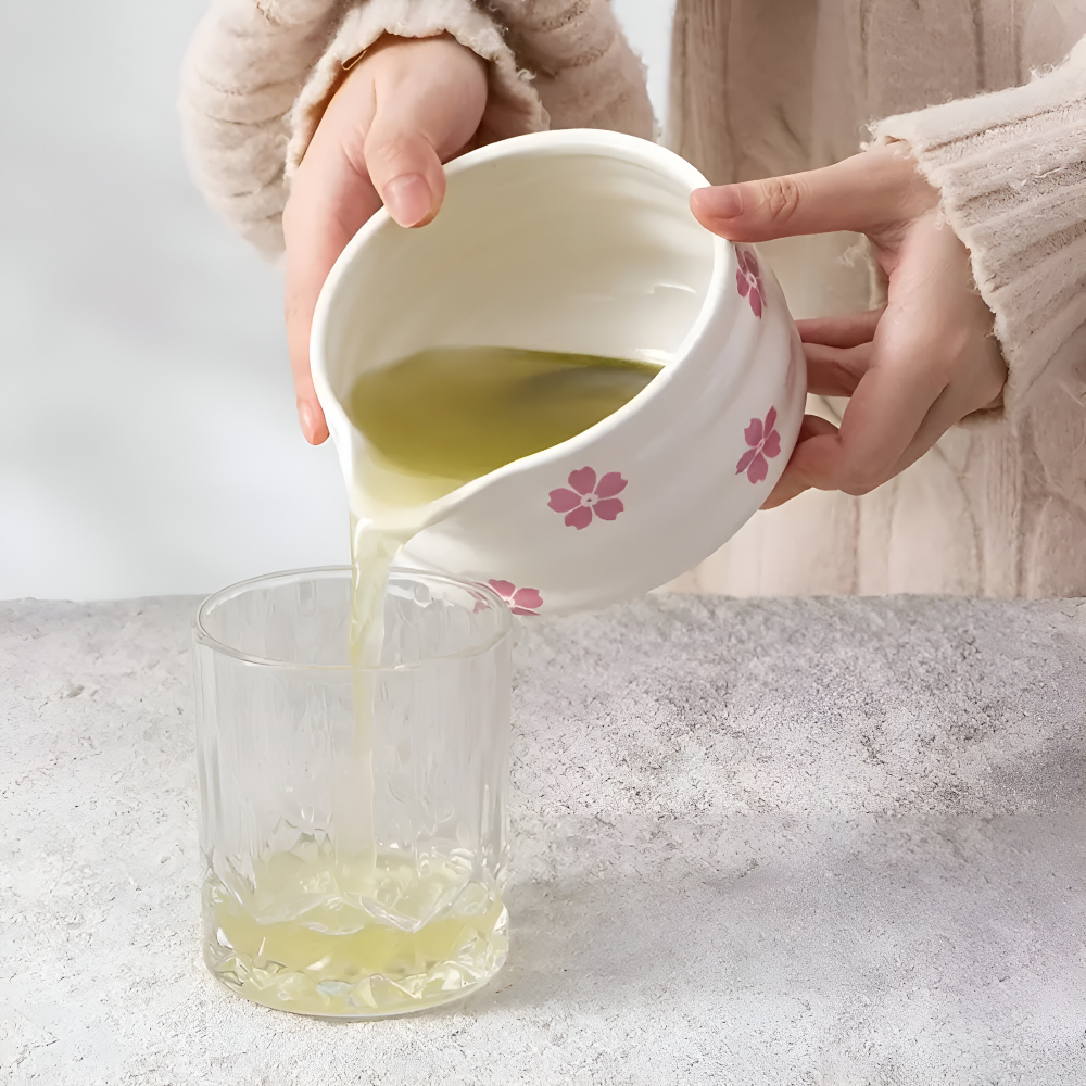 Florales Matcha Set Weiß (5-tlg.) mit Ausgießer-Schale, Chasen Bambusbesen & Halter – Keramik Teezeremonie Set