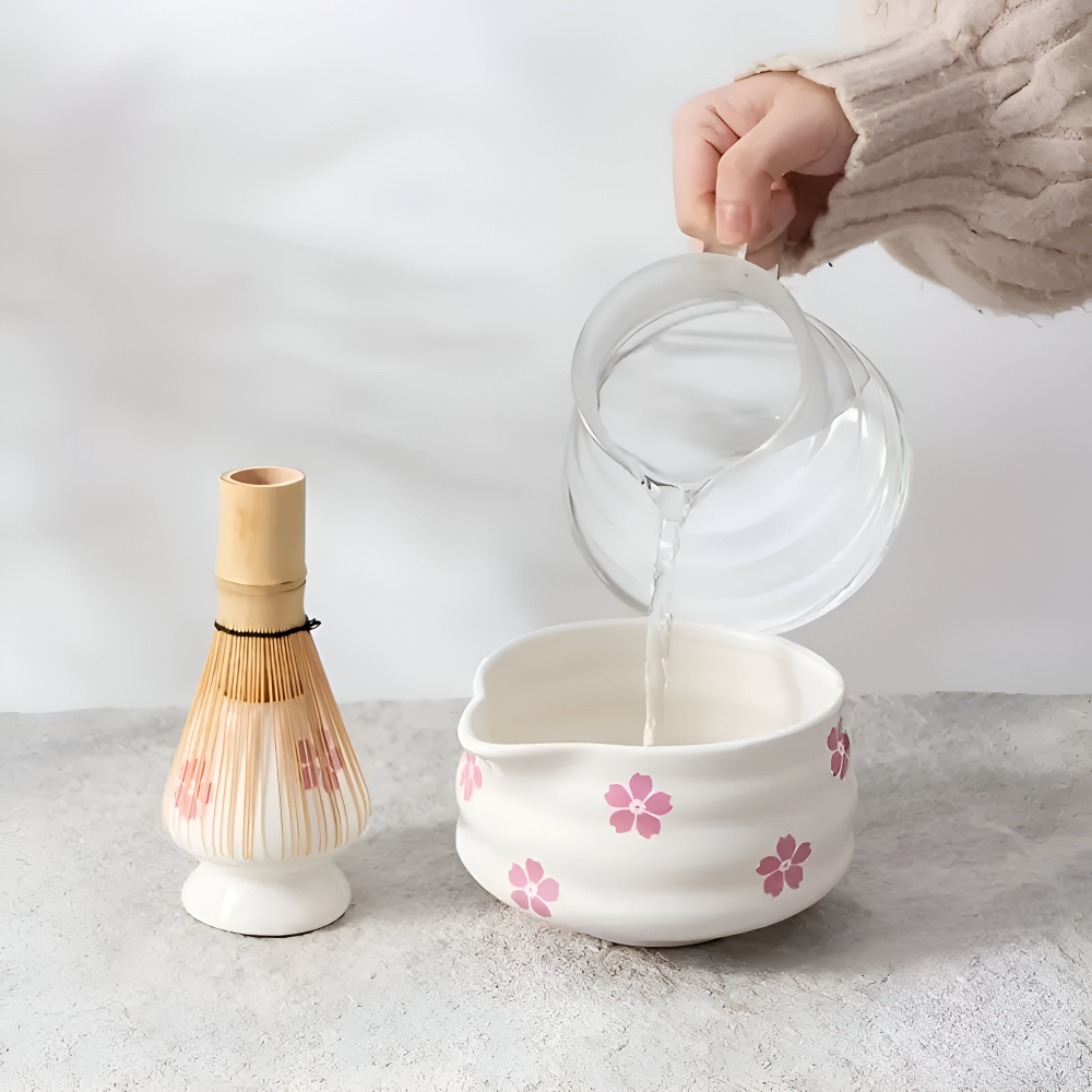 Florales Matcha Set Weiß (5-tlg.) mit Ausgießer-Schale, Chasen Bambusbesen & Halter – Keramik Teezeremonie Set
