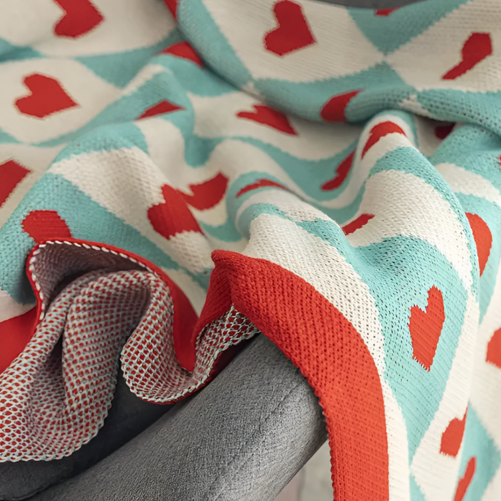 HeartiKnit Plaid - Stilvolle Fleecedecke mit Herzmuster