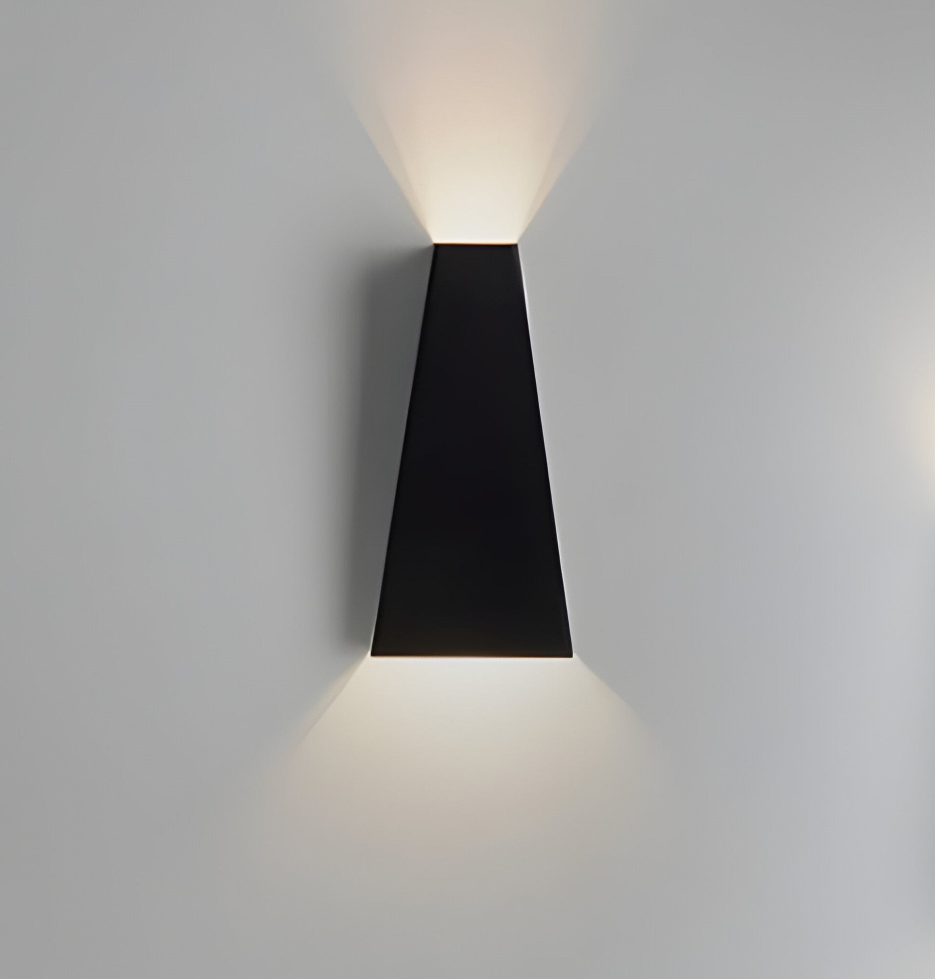 AlumiRay Wandleuchte - Minimalistische Trapezförmige Wandlampe - Up and Down Wall Lights LED