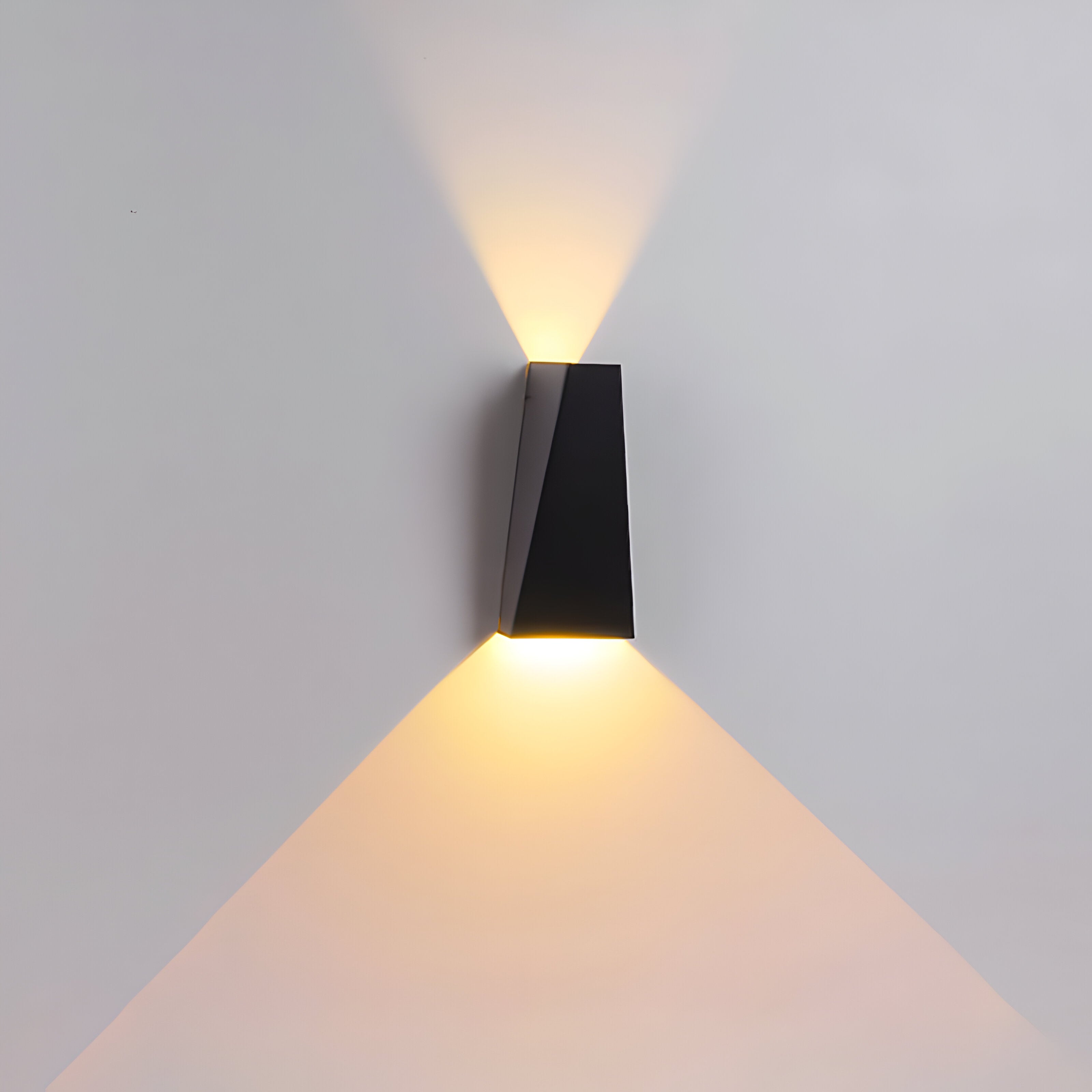 AlumiRay Wandleuchte - Minimalistische Trapezförmige Wandlampe - Up and Down Wall Lights LED