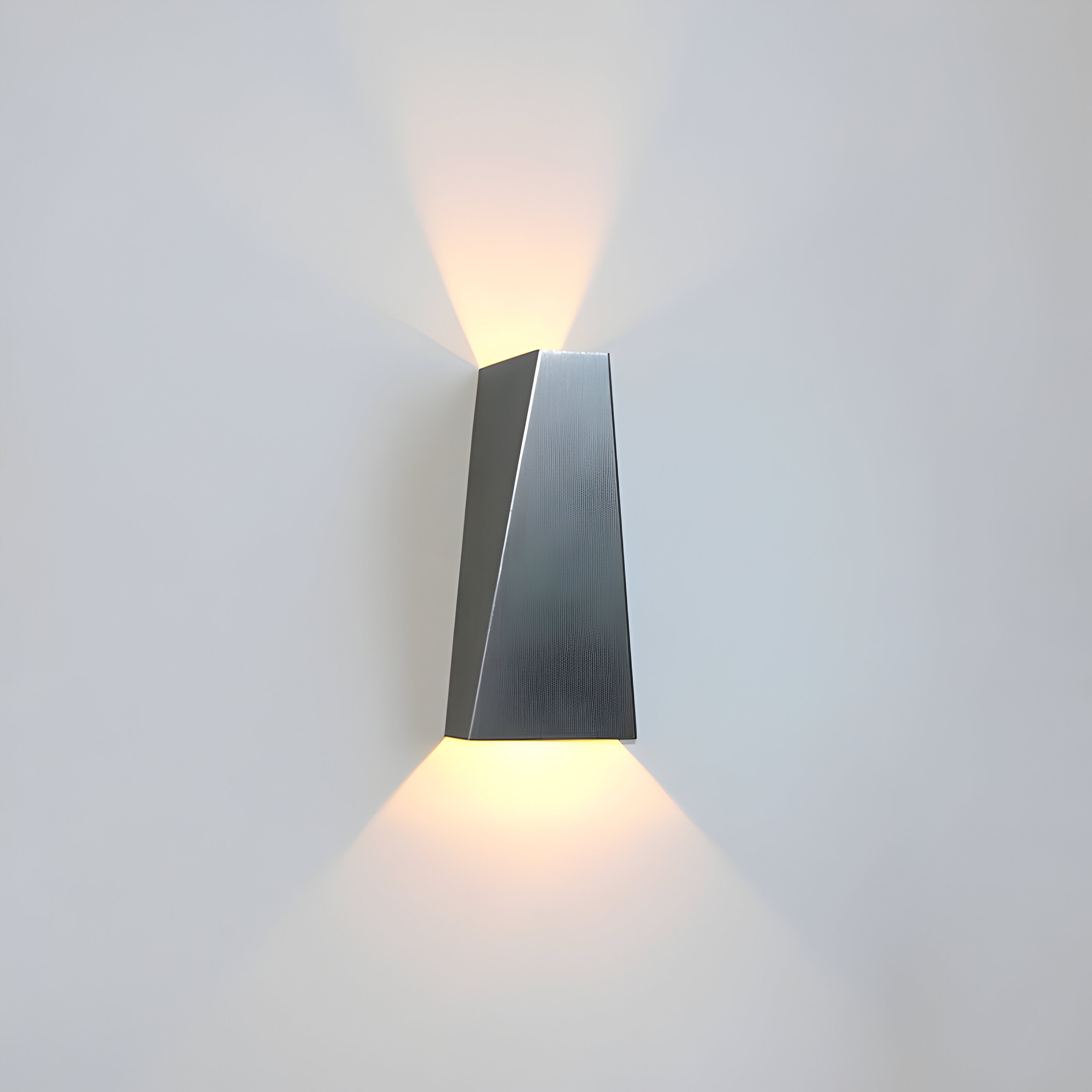 AlumiRay Wandleuchte - Minimalistische Trapezförmige Wandlampe - Up and Down Wall Lights LED