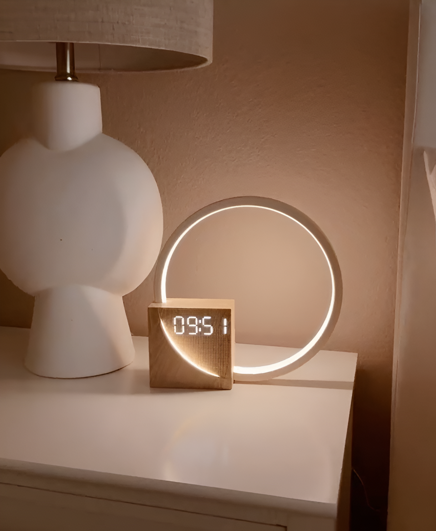 UnivSync - Multifunktionale Nachttischlampe mit USB-Anschluss, Snooze Funktion und Wake Up Licht