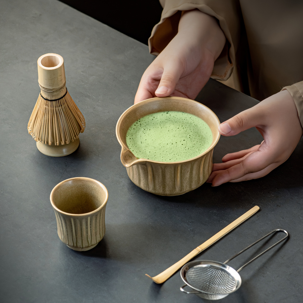 Japanisches Matcha Tee Set - 6-teilig - Keramik Matcha Schale, Bambusbesen, Sieb & Löffel - Geschenkset