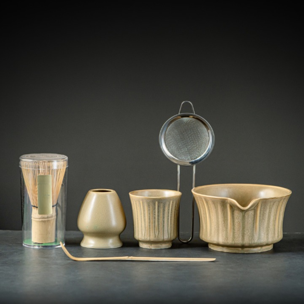 Japanisches Matcha Tee Set - 6-teilig - Keramik Matcha Schale, Bambusbesen, Sieb & Löffel - Geschenkset