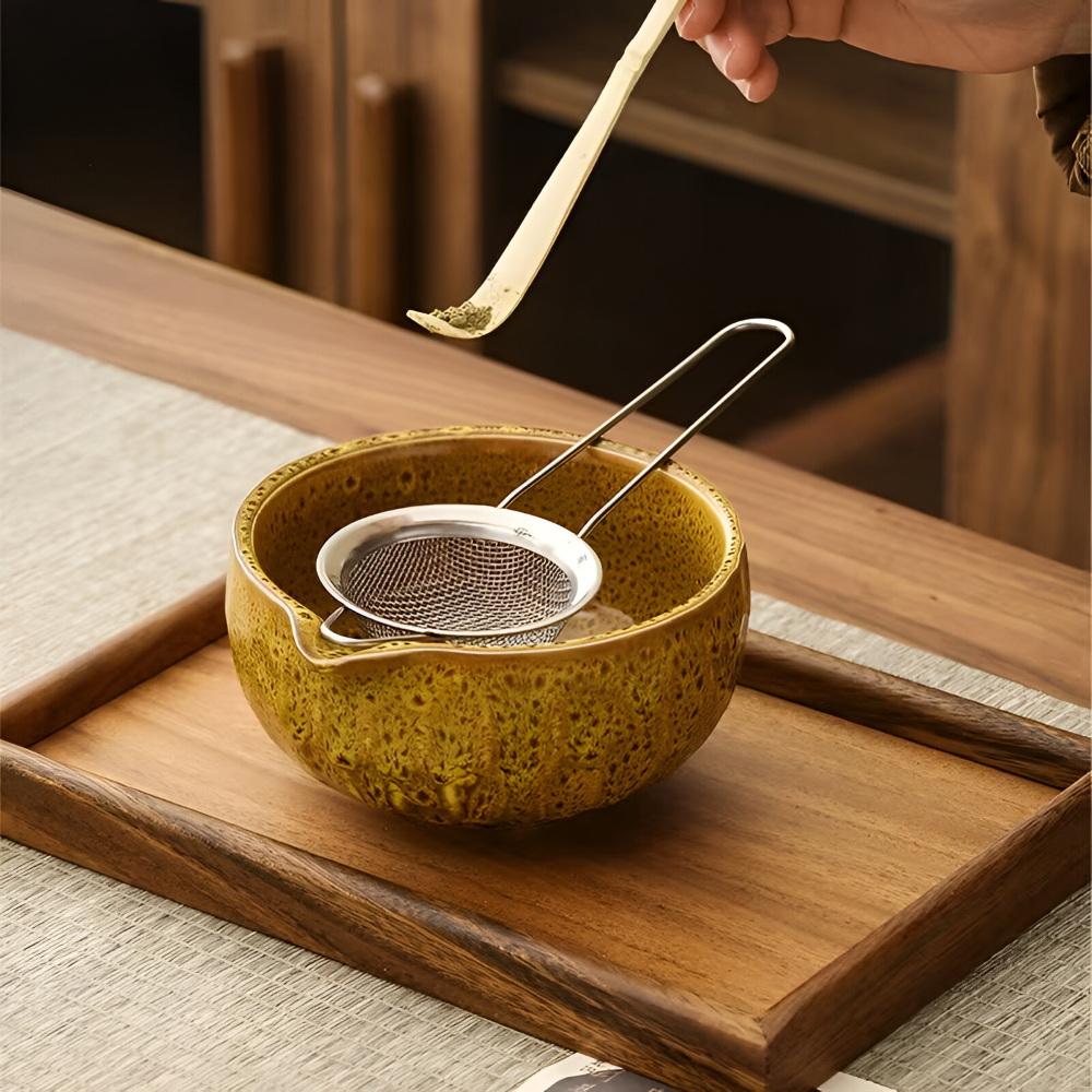 Authentisches Japanisches Tee-Set für Matcha – 5-tlg. Zubehör mit handgefertigter Keramikschale, Sieb & Bambuslöffel