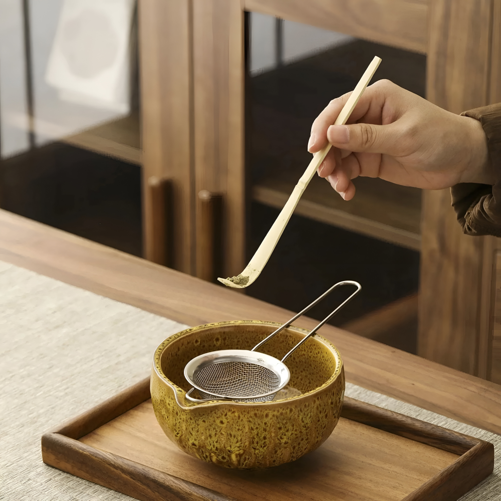 Authentisches Japanisches Tee-Set für Matcha – 5-tlg. Zubehör mit handgefertigter Keramikschale, Sieb & Bambuslöffel