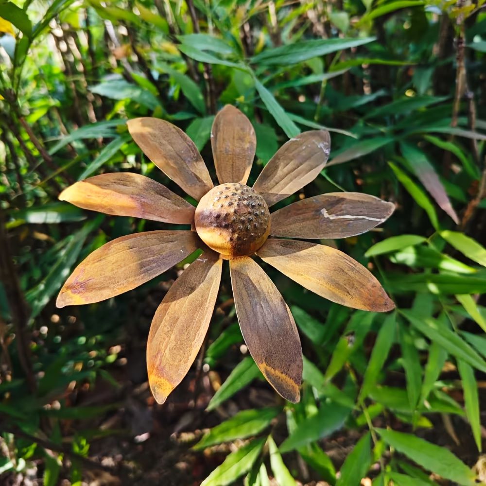 Kamille Gartenstecker aus Metall - Rustikale Gänseblümchen Gartenfigur 65cm - Wetterfeste Blumenskulptur Gartendeko