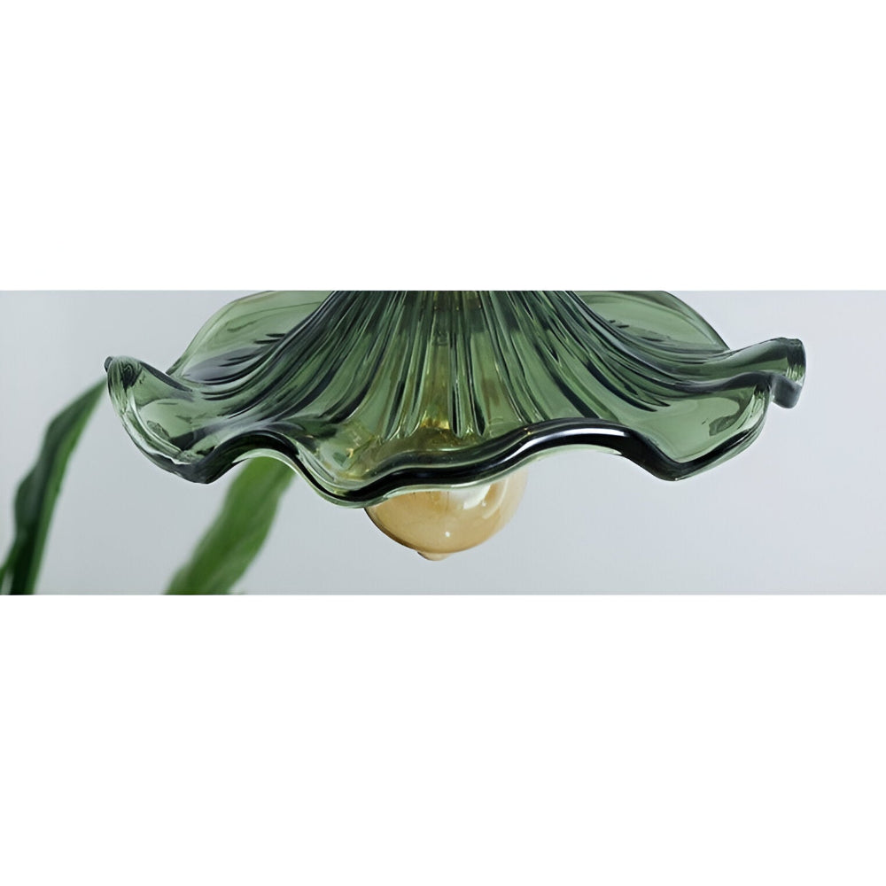 Lebendige Glas Pendelleuchte mit Kupferakzenten - Elegante Wohnkultur