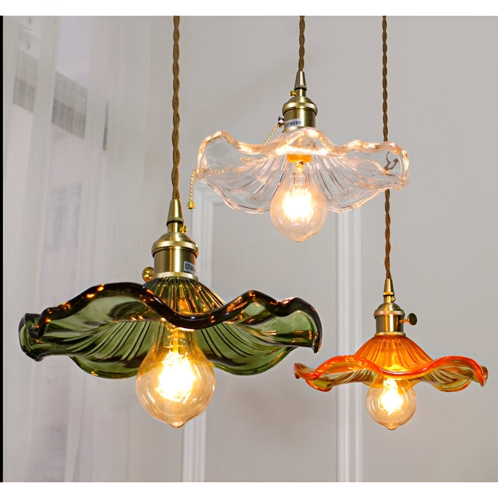 Lebendige Glas Pendelleuchte mit Kupferakzenten - Elegante Wohnkultur