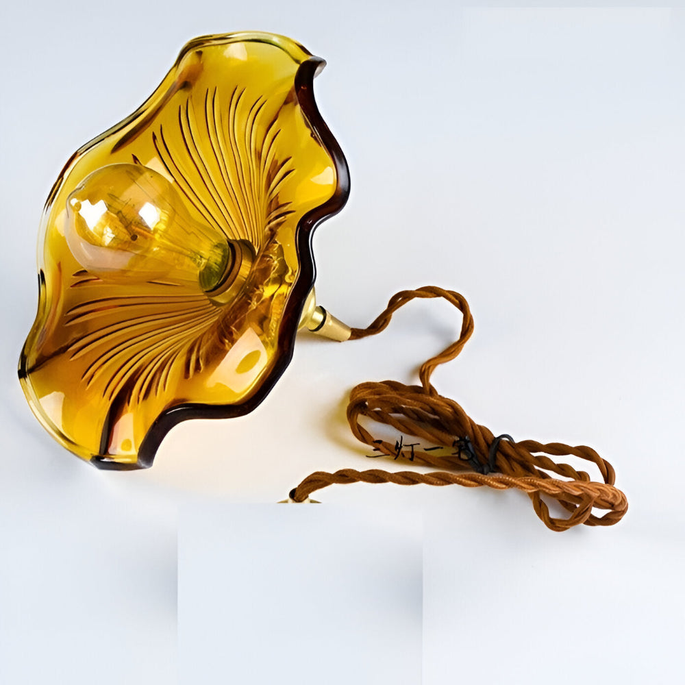 Lebendige Glas Pendelleuchte mit Kupferakzenten - Elegante Wohnkultur