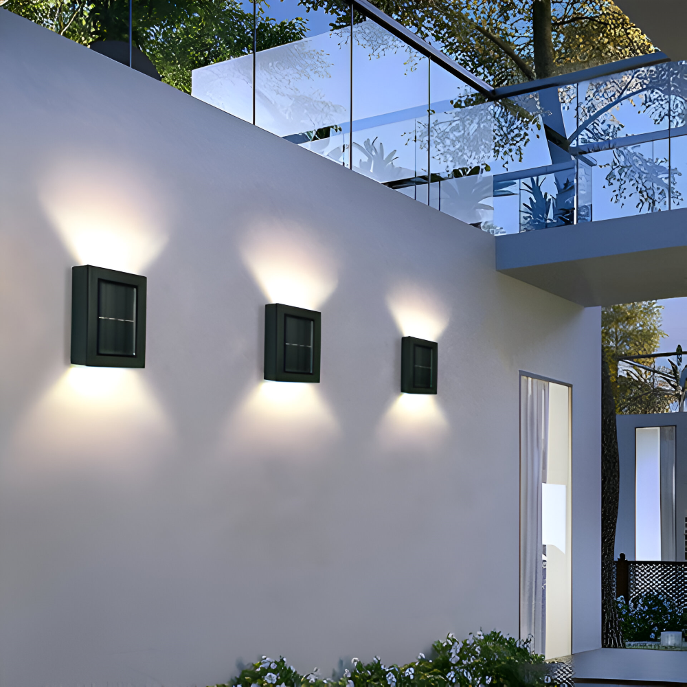 LumiSun Solar-Wandleuchte - Solarbetriebene Außenlampe mit Zwei Strahlen