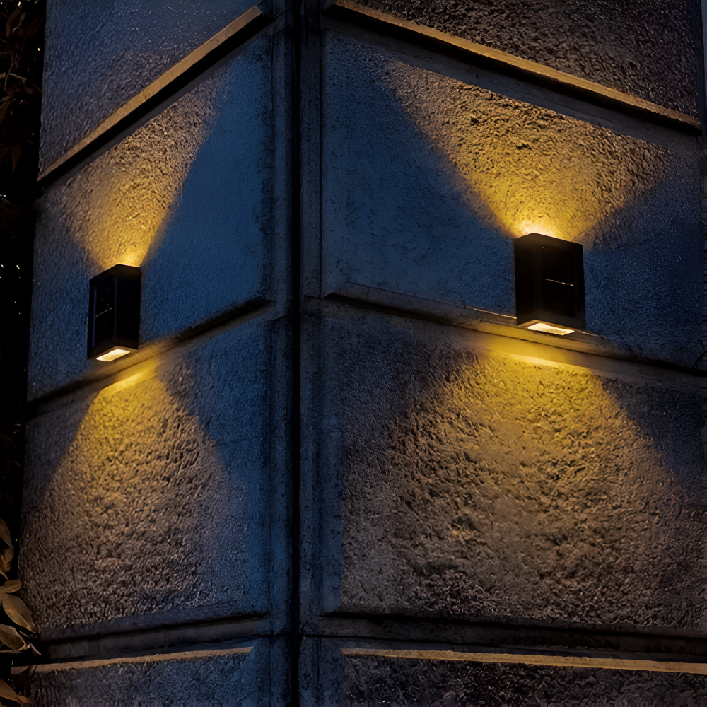 LumiSun Solar-Wandleuchte - Solarbetriebene Außenlampe mit Zwei Strahlen