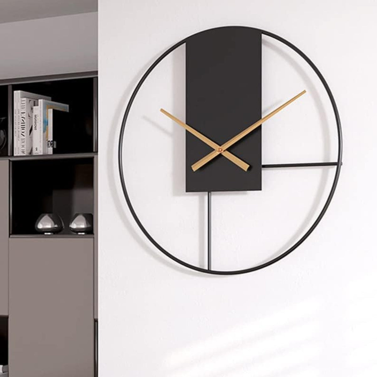 Luna Wanduhr Modern | Eleganter Schwarz-Runder Rahmen mit Goldenen Akzenten 3
