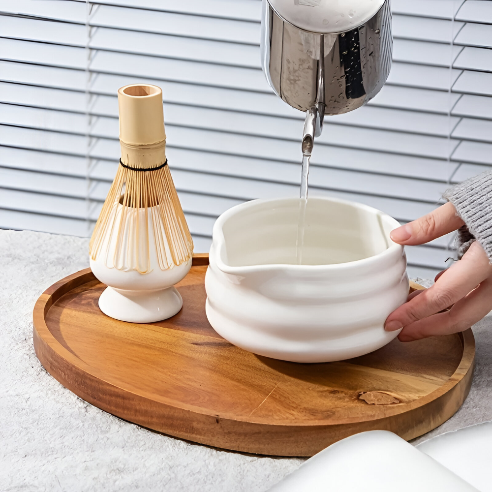 Matcha Tee Set Weiß 5-teilig - Keramik Schale 460ml, Bambus Besen (Chasen), Halter & Sieb - Japanisches Design