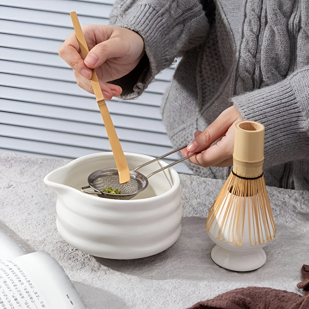 Matcha Tee Set Weiß 5-teilig - Keramik Schale 460ml, Bambus Besen (Chasen), Halter & Sieb - Japanisches Design