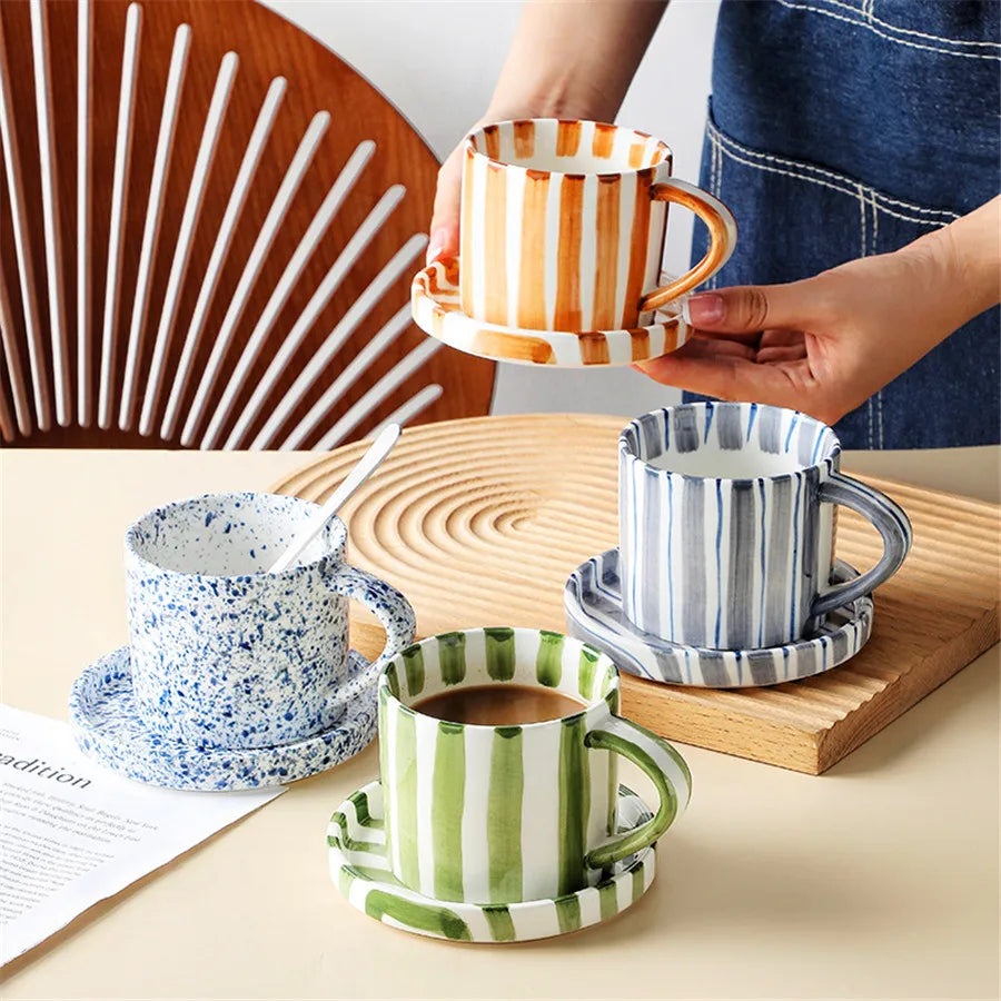 Minimalistisches Handgezeichnetes Tassen- und Tellerset - Keramische Streifen in Weiß für Kaffee und Tee 3